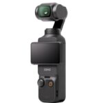 نمای نزدیک از دوربین جیبی DJI Osmo Pocket 3 با صفحه‌نمایش چرخان