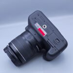 نمای زیر دوربین دست دوم Canon EOS 2000D با لنز Canon EF-S 18-55mm III