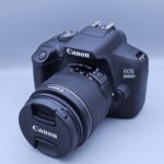 نمای اصلی دوربین دست دوم Canon EOS 2000D با لنز Canon EF-S 18-55mm III