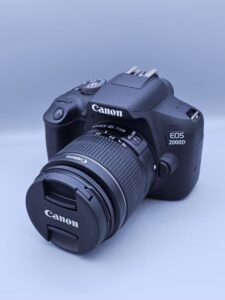 نمای اصلی دوربین دست دوم Canon EOS 2000D با لنز Canon EF-S 18-55mm III