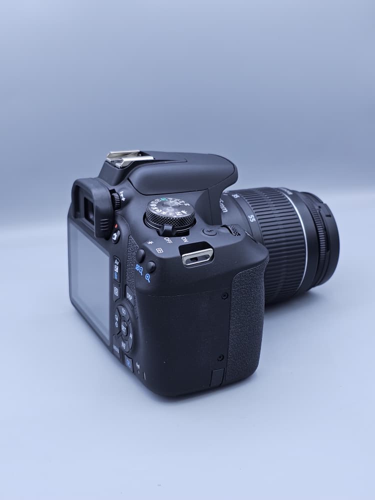 دوربین دست دوم Canon EOS 2000D با لنز Canon EF-S 18-55mm III، کارکرد حدود 400 شات