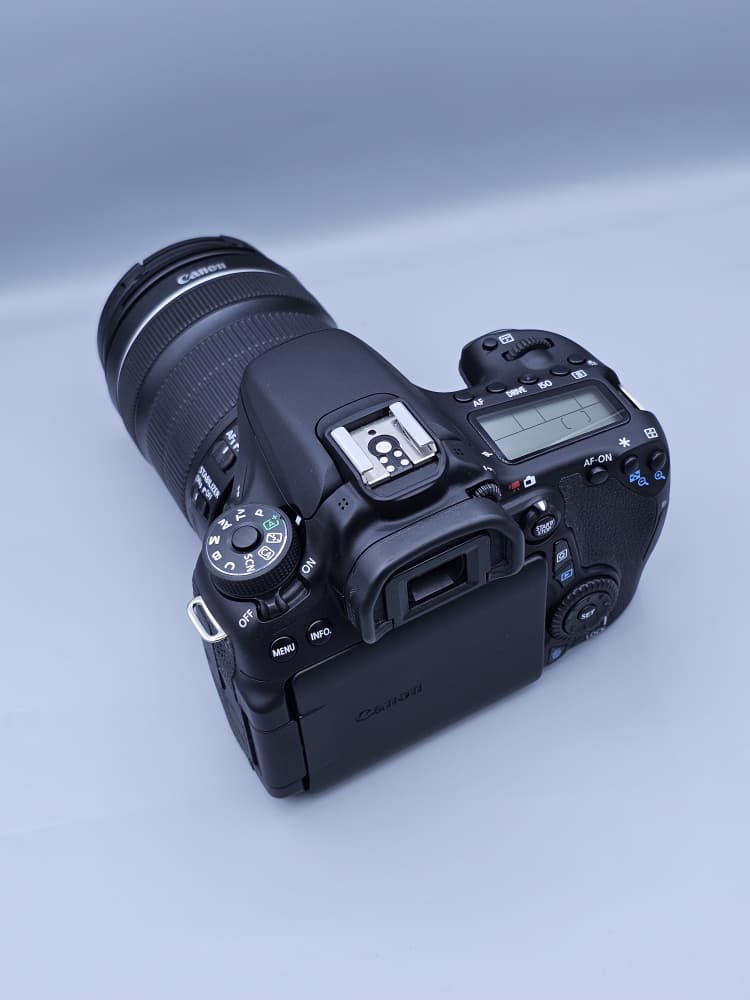 دوربین دست دوم Canon EOS 70D با لنز Canon EF-S 18-135mm IS STM، کارکرد 1000 شات