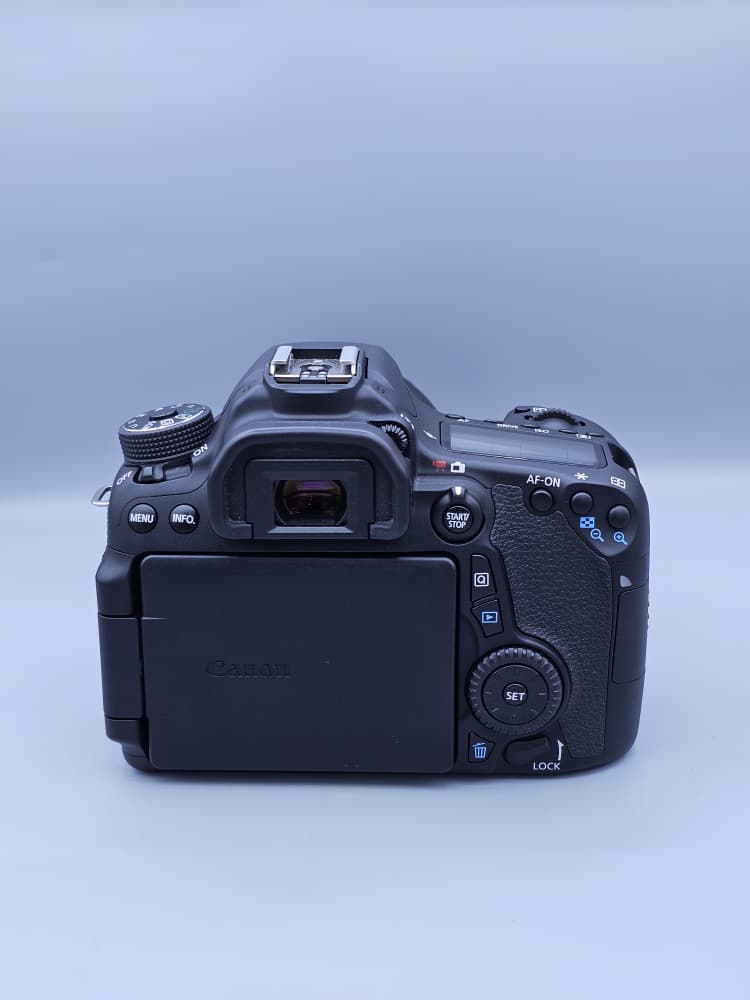 دوربین دست دوم Canon EOS 70D با لنز Canon EF-S 18-135mm IS STM، کارکرد 1000 شات