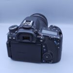 نمای پشت دوربین دست دوم Canon EOS 70D با لنز Canon EF-S 18-135mm IS STM
