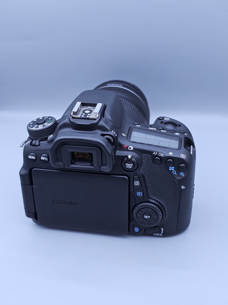 دوربین دست دوم Canon EOS 70D با لنز Canon EF-S 18-135mm IS STM، کارکرد 1000 شات