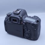 نمای پشت دوربین Canon EOS 6D Mark II