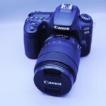نمای جلوی دوربین کانن EOS 90D دست دوم با لنز ۱۸–۱۳۵ میلیمتر