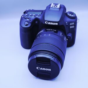 نمای جلوی دوربین کانن EOS 90D دست دوم با لنز ۱۸–۱۳۵ میلی‌متر