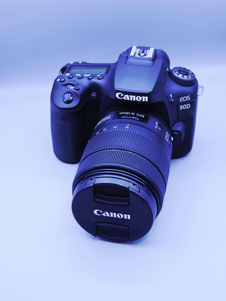 دوربین دست دوم Canon EOS 90D با لنز 18-135mm IS USM (۲۰۰۰ شات)