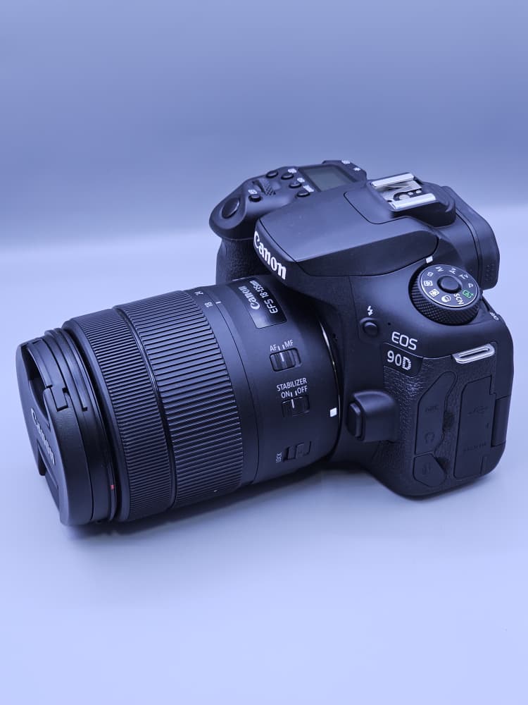 دوربین دست دوم Canon EOS 90D با لنز 18-135mm IS USM (۲۰۰۰ شات)