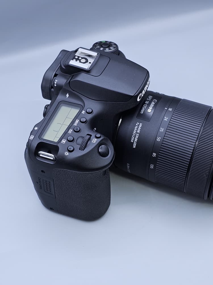 دوربین دست دوم Canon EOS 90D با لنز 18-135mm IS USM (۲۰۰۰ شات)