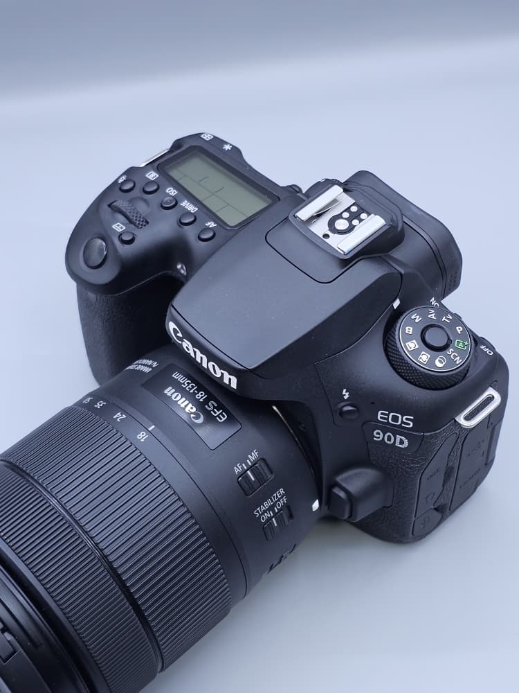 دوربین دست دوم Canon EOS 90D با لنز 18-135mm IS USM (۲۰۰۰ شات)