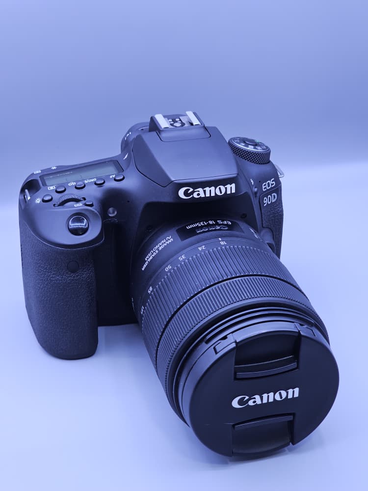دوربین دست دوم Canon EOS 90D با لنز 18-135mm IS USM (۲۰۰۰ شات)