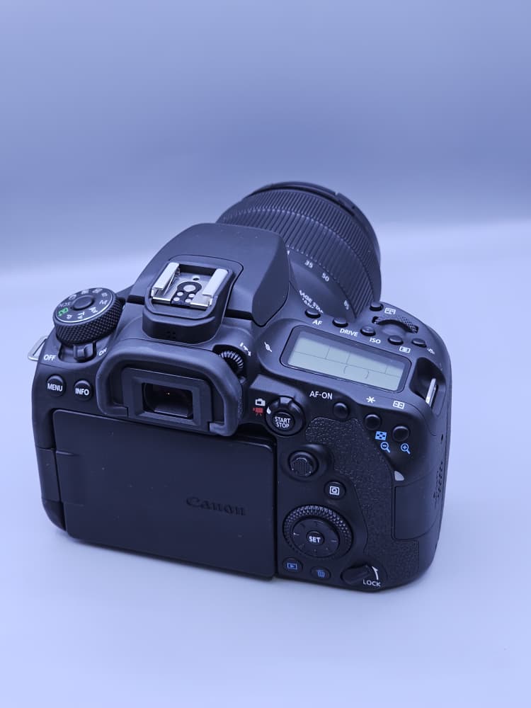 دوربین دست دوم Canon EOS 90D با لنز 18-135mm IS USM (۲۰۰۰ شات)
