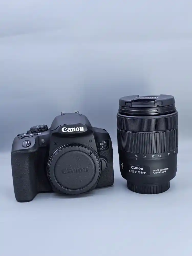 دوربین کانن Canon EOS 850D با لنز 18-135mm Nano USM دست دوم در حد نو | ۲۶۰۰ شات